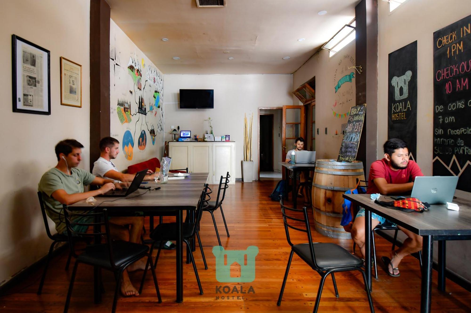 Koala Hostel Мендоса Екстериор снимка